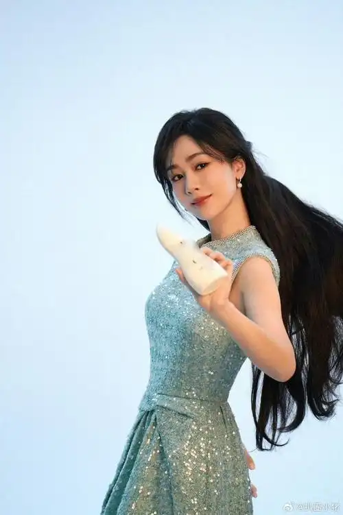 杨紫广告拍摄物料头发好多啊