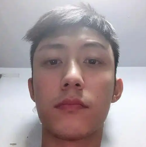 最后一个吴亦凡,他还是挺帅气的,这张照片看起来很有年代,像是60年代