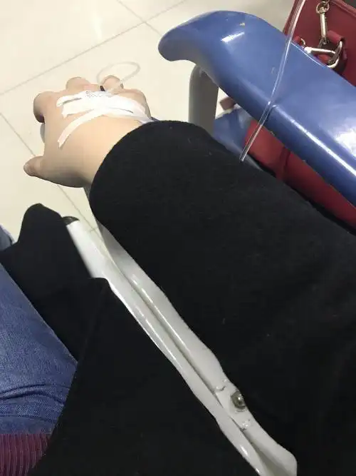 加完班了…一个人来急诊伸出圆手打点滴啦