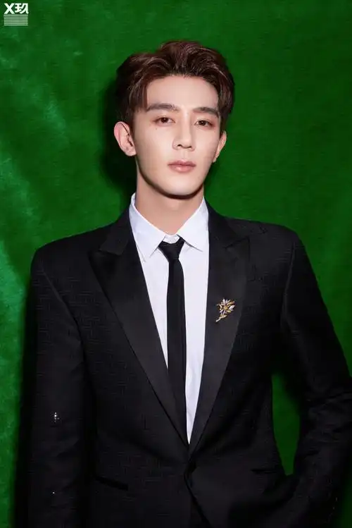 夏之光黑色西装适配度##夏之光年度闪耀演员##2021凤凰网时尚之选