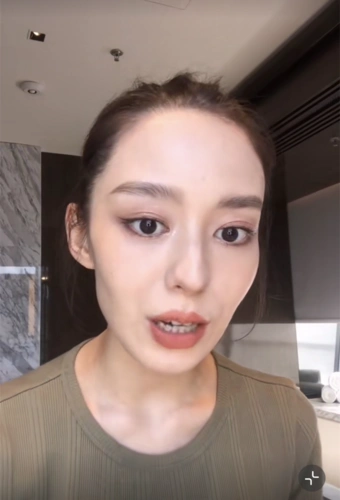 吉娜孕期素颜曝光疑受孕吐影响面容消瘦眼圈明显很憔悴