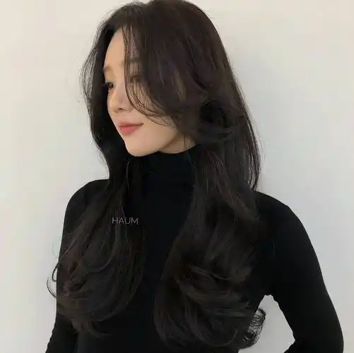 原创放弃你的黑长直吧今年春天流行这3款长卷发时髦减龄还显脸小