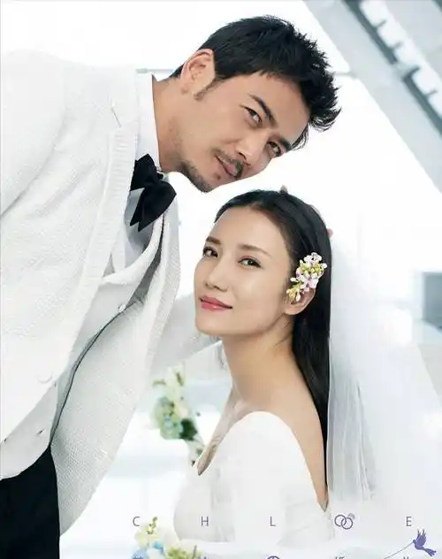 不久后,她们便结婚生子,在2018年,油腻杨烁为了弥补妻子王黎雯,为她