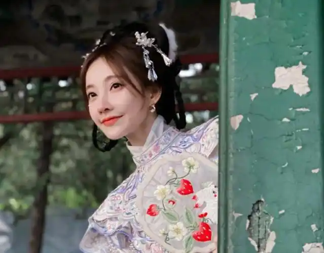 冯提莫发歌献礼祖国,身穿中国红旗袍亮相,高音惊艳网友们