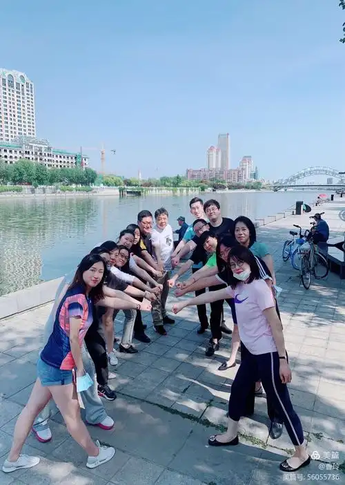 健步走队员集体合影,展现了机构业务部员工强健的体魄,积极向上的团队