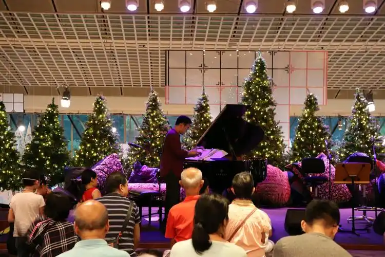 地铁下室内免费的小型演奏会,好多市民和游客已经排排坐,坐等欣赏钢琴