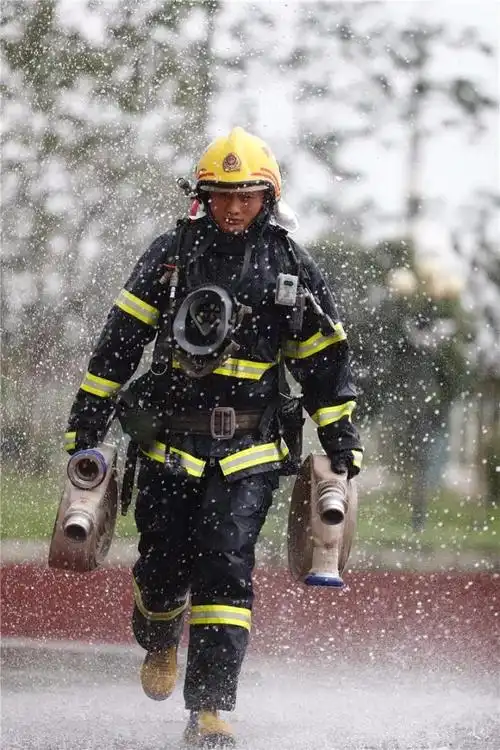 中国消防宣传日向消防兵致敬