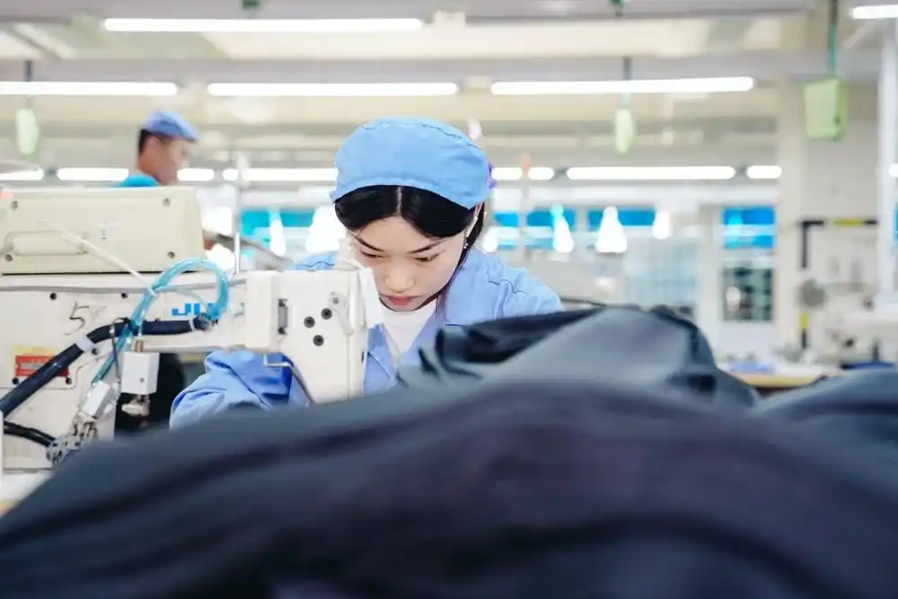 00后流水线女工:我在缝纫机上,听着红楼梦