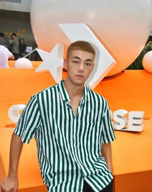 圆寸男孩,非常的可爱真是人间尤物!