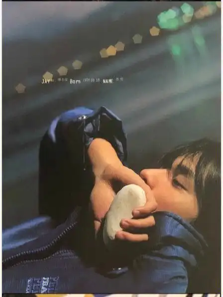 架子上修正液写的暗号是否你能听得到好奇威廉古堡里那只笑像哭的猫