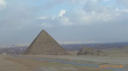 这是最小的金字塔,旁边是他妃子的金字塔,远处是吉萨和开罗城市.