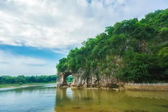 象鼻山,山因酷似江边饮水的大象而得名,被称为桂林山水的象征!