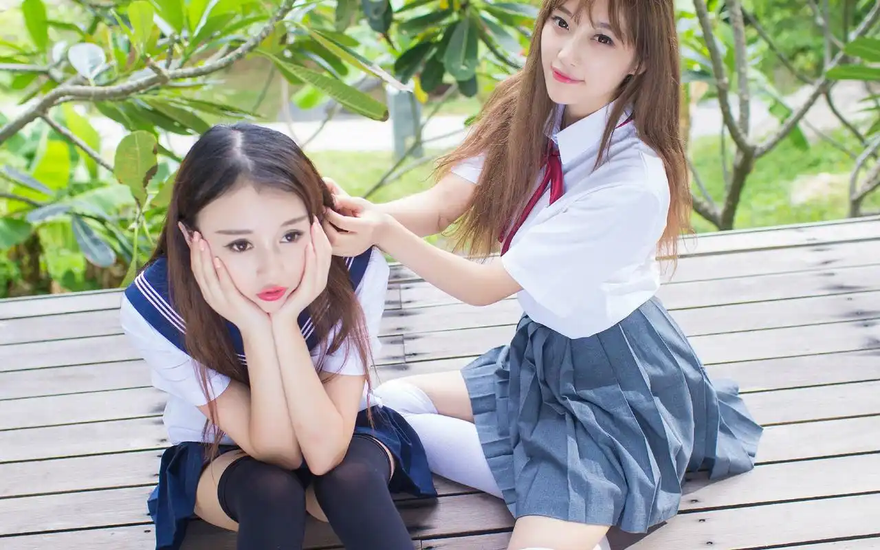 制服美女闺蜜亲昵高清桌面壁纸