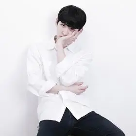 稚气托腮男_可爱男生头像图片_扣扣居