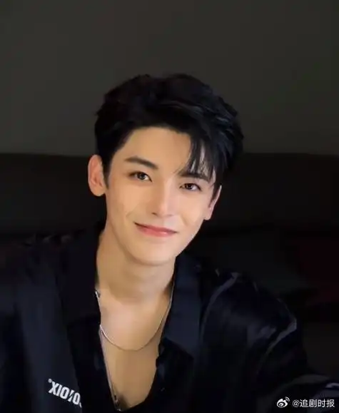 侯明昊响指变装