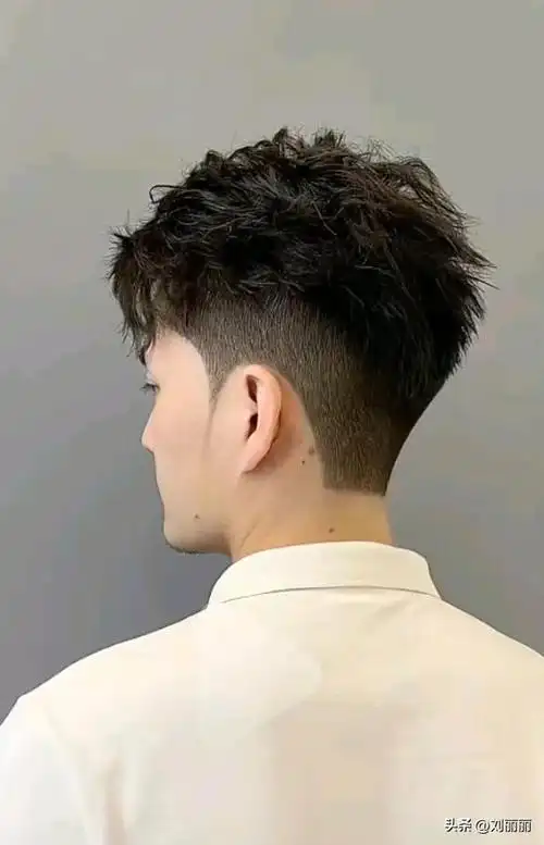 男生哪种头发好看最流行,寸头,漏额,纹理烫,男士发型的三大流行趋势