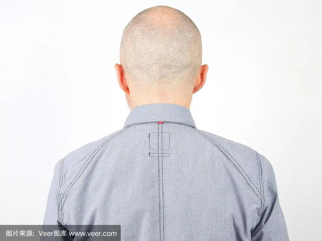 一个秃顶男人的背影