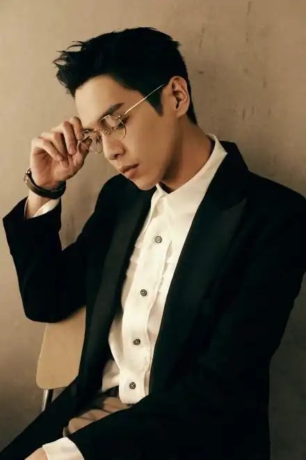 张若昀扶眼镜,举手投足都十分优雅.