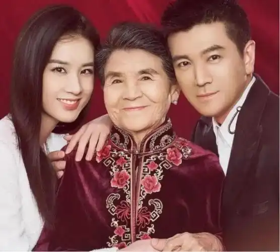 杨子太不会说话黄圣依给孩子喂饭他吆喝看黄圣依演贤妻良母