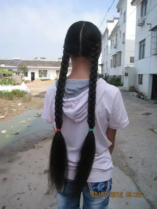 初中女生的粗长辫