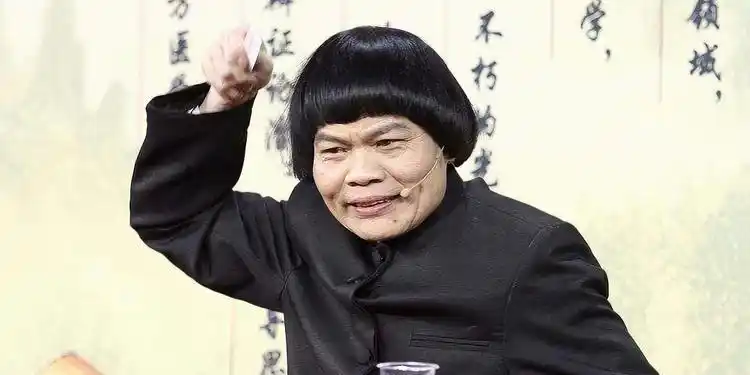 香港第1丑角跟着周星驰而出名,如今身家上亿,儿子"貌美如花"