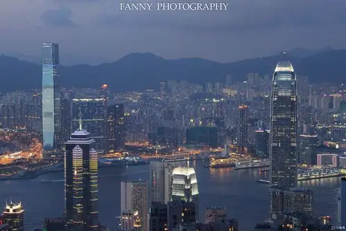 都是繁华都市,你觉得香港它与众不同的"城市气质"体现在哪里?