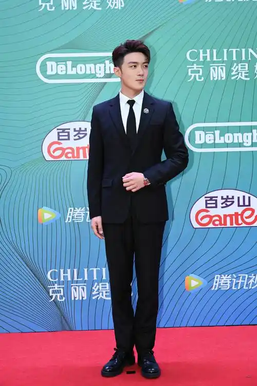 李泽锋出席白玉兰颁奖礼一身黑西装尽显低调气质