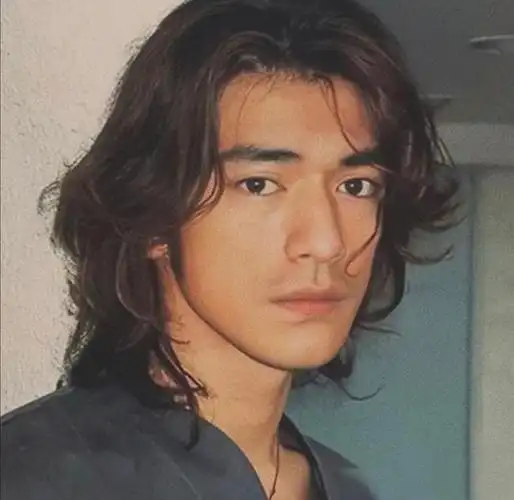 彭于晏帅气发型(长发造型洒脱不羁,男士留这些发型超帅) - 龙腾网