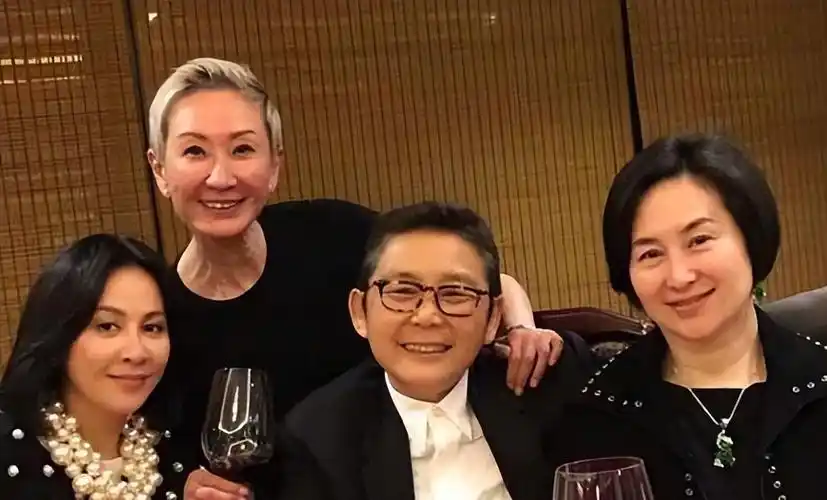 何超琼和67岁俞琤罕见同框打扮精致气质优雅两人交往12年了