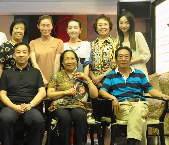 嫁给相差36岁的王奎荣,称不后悔,饶芯语如今怎么样了_腾讯新闻