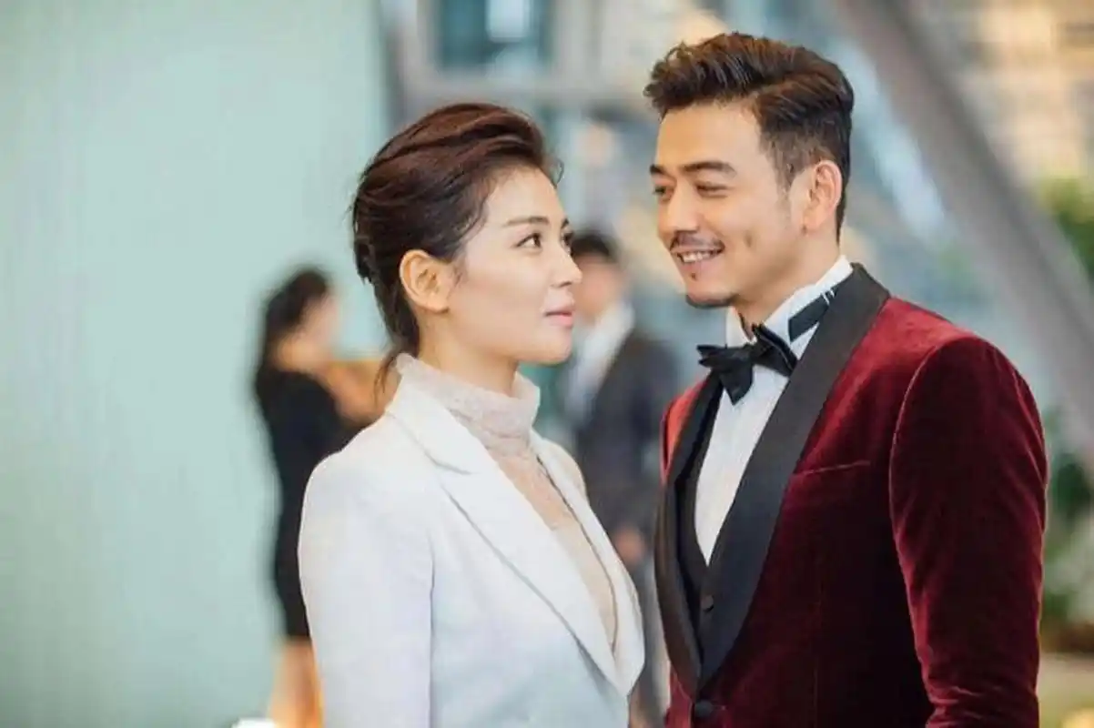 在《欢乐颂2》的发布会上,主持人让刘涛和杨烁现场表演吻戏,刘涛毕种