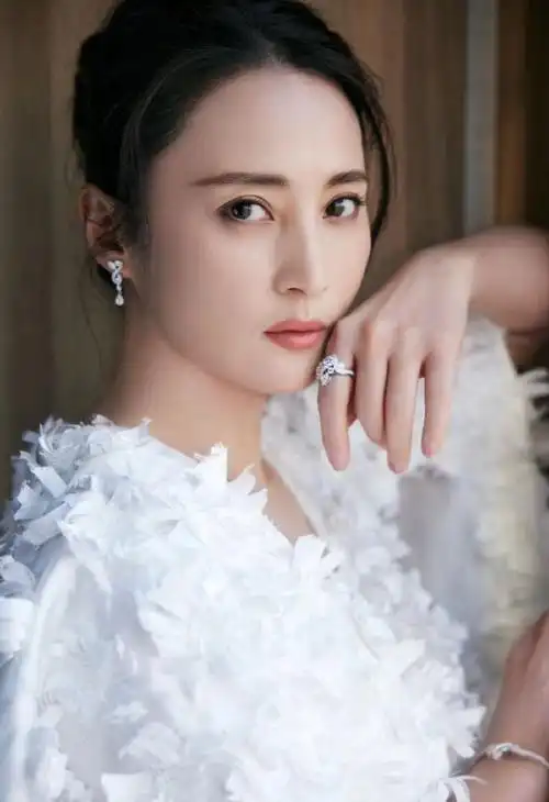 歌手@姚琛佩戴 talisman 系列,演员@蒋勤勤,@刘涛tamia佩戴 adonis