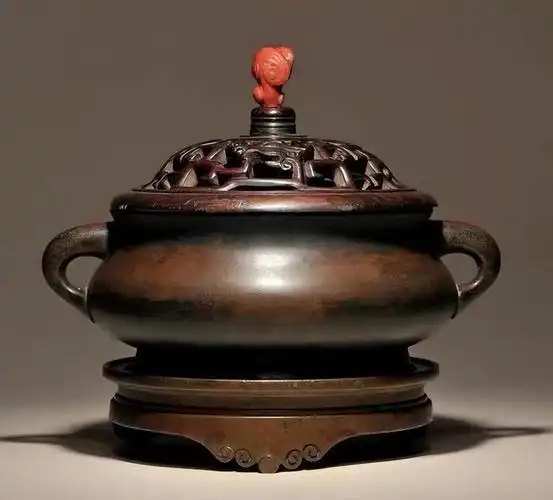 宣德炉是中国历史上第一次运用风磨铜铸成的精美铜器.