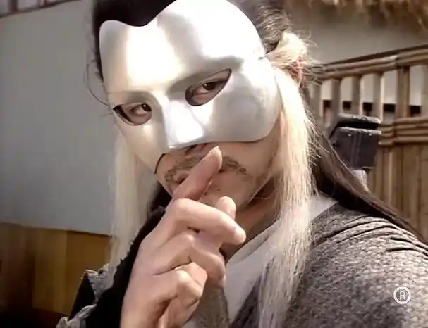 (杨过剧照)其实到这里,两部作品中那"剑魔"独孤求败的人设就已经不同