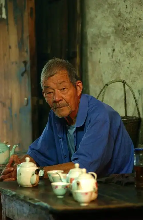 茶客们神态各异,但饱经沧桑的脸是他们共同的特征.
