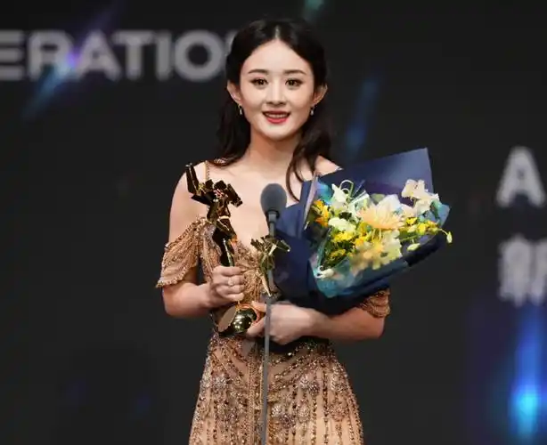 亚洲电影大奖这一夜,赵丽颖尴尬溢出屏幕,穿过季礼服被敷衍对待