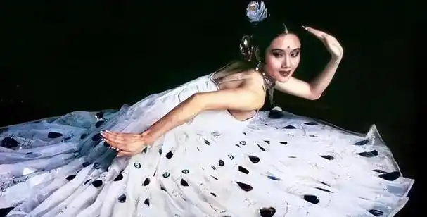 杨丽萍孔雀舞表情沉醉不害臊遭到金星质疑