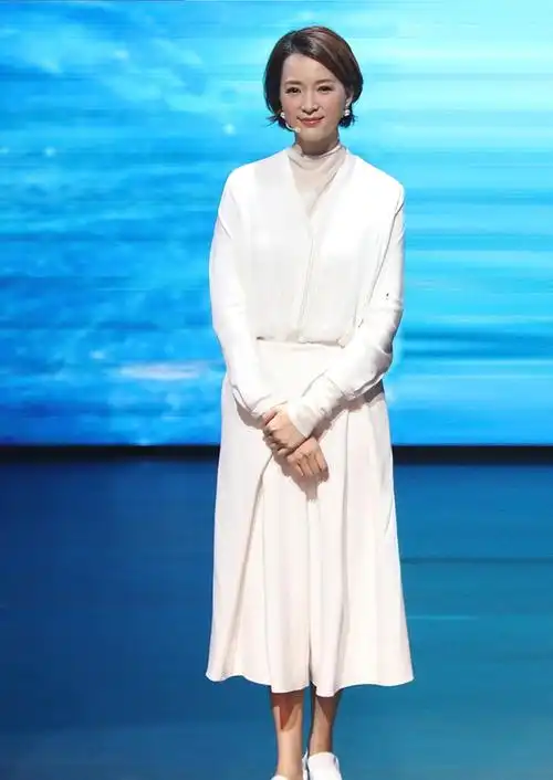 董卿直播出镜!穿白西装清爽干净,普通款式穿出高级感气质胜从前