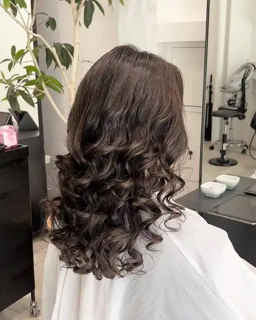 妆容搭配在妆容方面,长发耳下大卷烫发适合搭配自然清新的妆容.