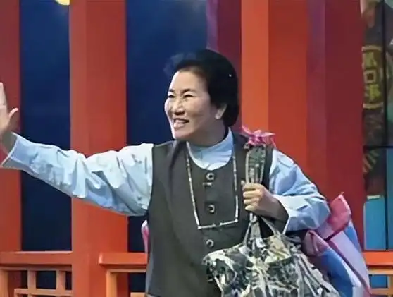 回顾蔡明从小品女王到被骂出春晚她到底哪一步做错了