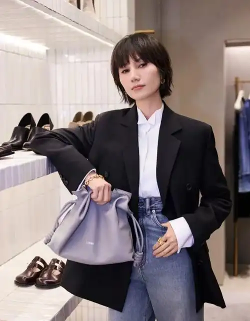 袁泉上海出席活动!西装衬衣牛仔裤,简单大方又优雅,看着好舒服