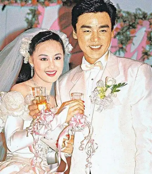 钟镇涛章小蕙儿子恋情曝光女友皮肤白皙身材好手牵手恩爱甜蜜