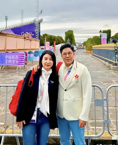 郭晶晶带家人云南游玩,朱玲玲和郭妈妈罕见同框!罗康瑞紧随其后