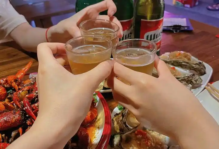 喝酒真快乐我是一个酒鬼吧