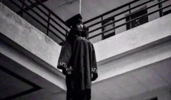 广州美院惊现上吊女尸 惊悚的行为艺术吓坏活人