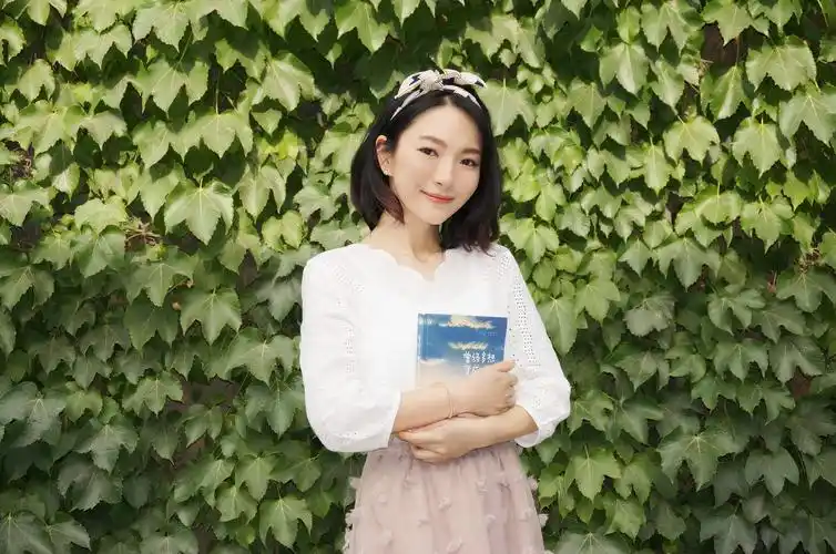 胡灵暖心献唱新歌 引发集体怀念《十七岁》