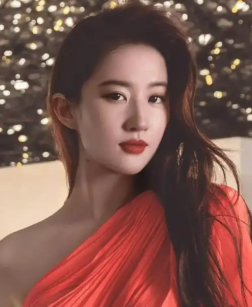 35岁刘亦菲:绽放温柔魅力,散发清澈正能量