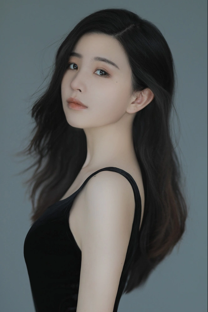 一个女人的眼神怎么如此清澈?从任何角度看,都在凝视你