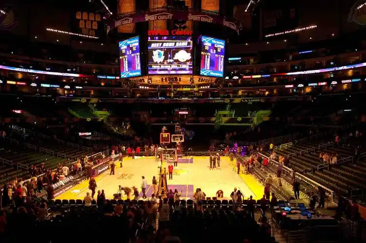 湖人快船是一个球馆吗,湖人快船主场如何切换