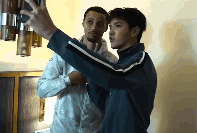 1米91库里合影1米87吴亦凡,当镜头拉近后,差距一目了然!